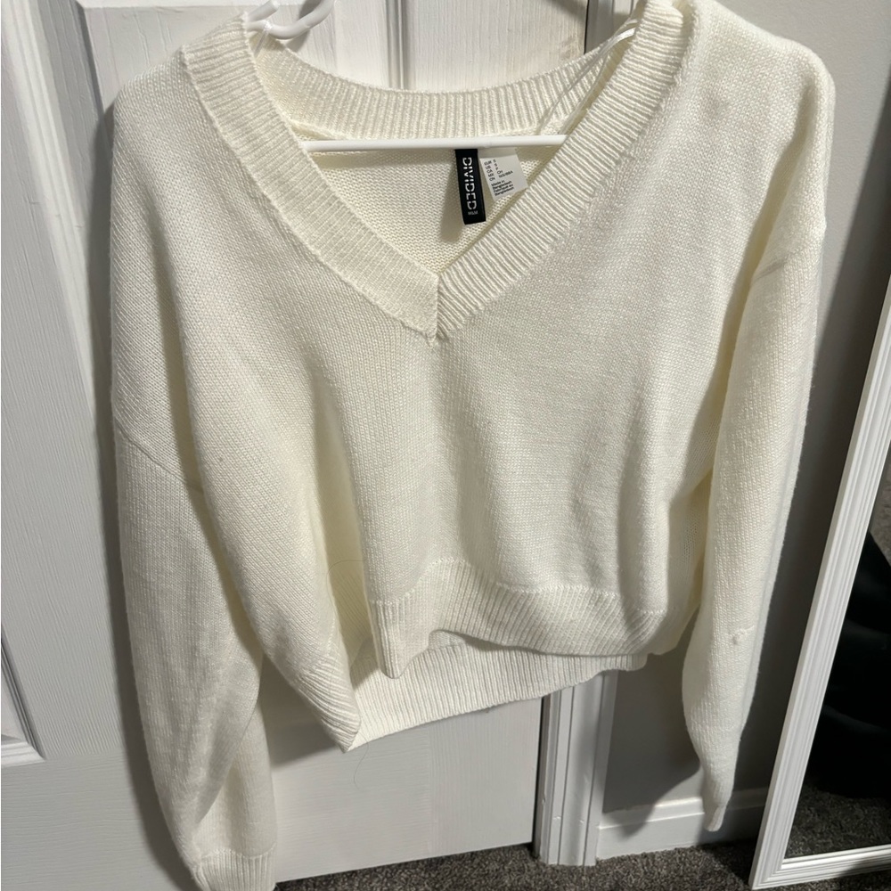 h&m v neck sweater in white/cream
